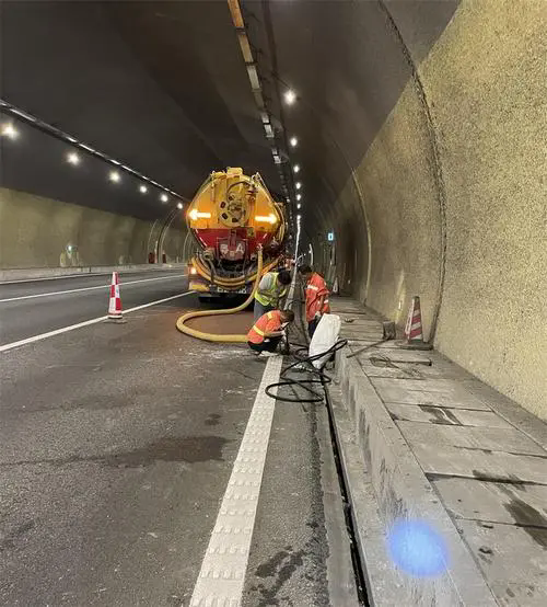 南芬隧道排水渠清淤